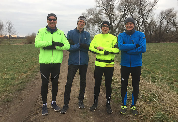 Läufer mit Laufjacken in den Nationalfarben der Ukraine gelb und blau