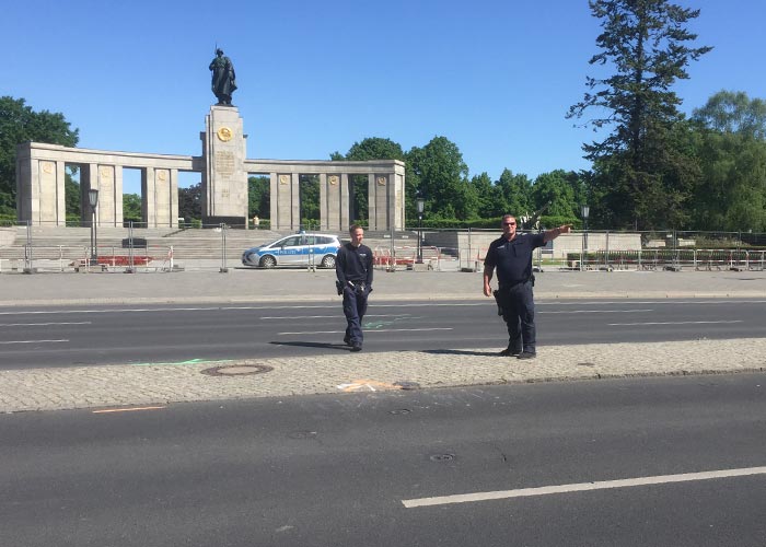 Zwei Polizisten auf dem Mittelstreifen vor dem Sowjetischen Ehrenmal im Tiergarten