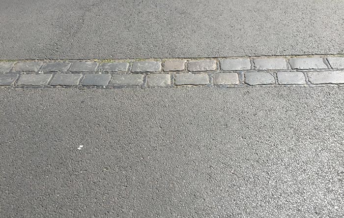 Pflasterstein-Markierung des Verlaufs der Berliner Mauer im Asphalt
