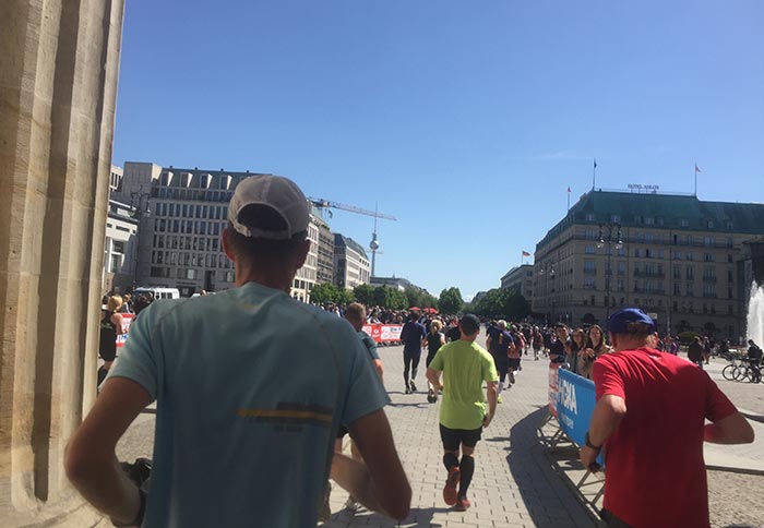 Läufer-Blick durch das Brandenburger Tor auf das Hotel Adlon