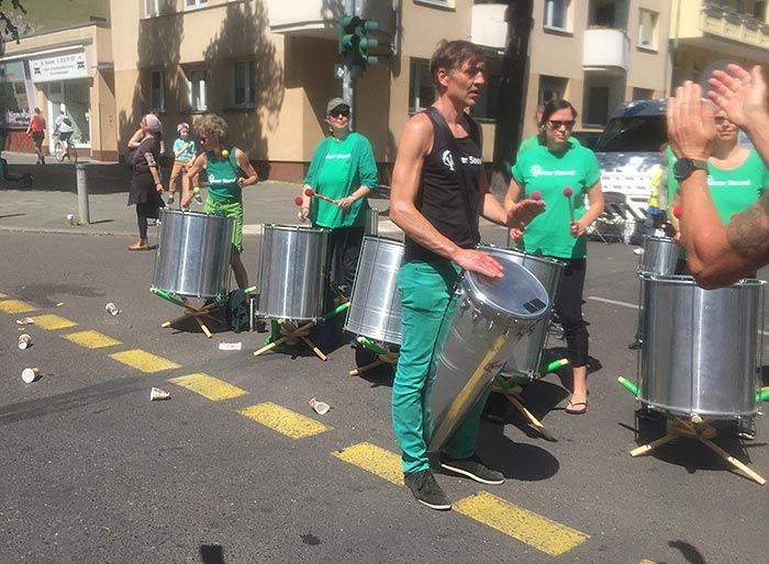 Trommelgruppe mit silbernen Trommel und grünen Shirts