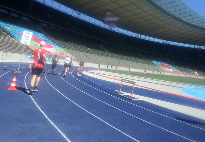 Läufer auf der blauen Bahn des Berliner Olympiastadions