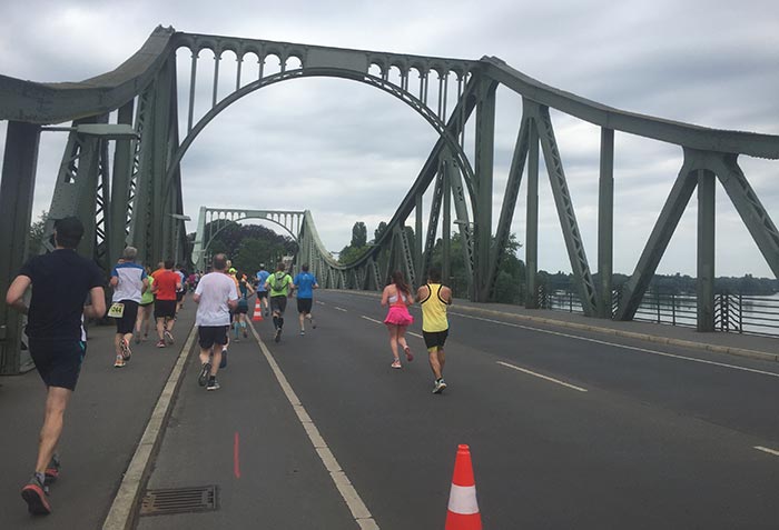 Läuferinnen und Läufer auf der Glienicker Brücke