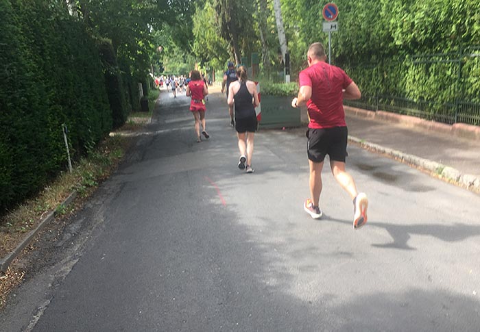 Läuferinnen und Läufer auf einer kleinen Straße