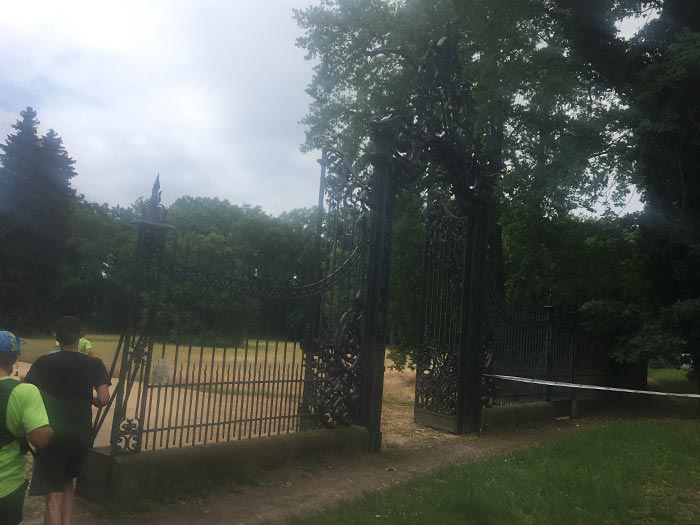 Dunkles geschmiedetes Tor zum Schlossgarten