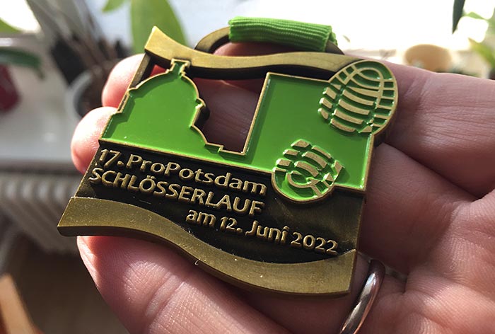 Medaile des 17. ProPotsdam Schlösserlauf am 12. juni 2022, Messing mit grünen Hinterlegungen