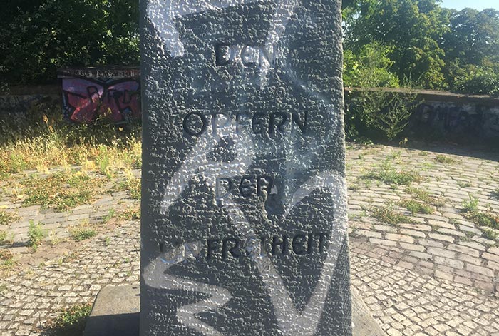 Gedenkstele mit Inschrift „Den Opfern der Unfreiheit“