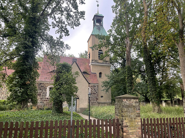 Alte Kirche in Ruhlsdorf, etwas versteckt zwischen Bäumen