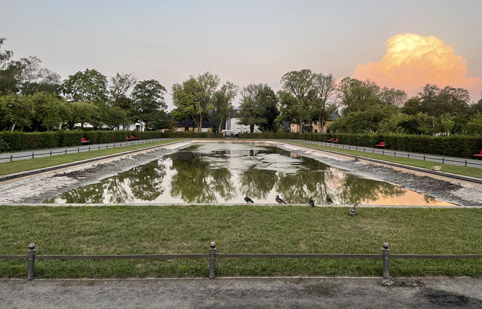 Wasserbecken am Lilienthal-Denkmal, nur noch teilweise gefüllt