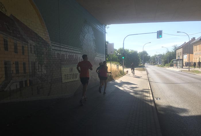 Laufgruppe unter Bahn-Unterführung in Teltow