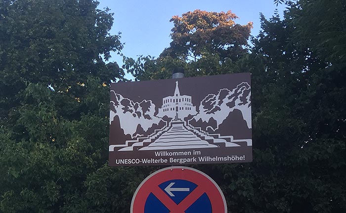 Schild Willkommen im UNESCO-Welterbe Bergpark Wilhelmshöhe