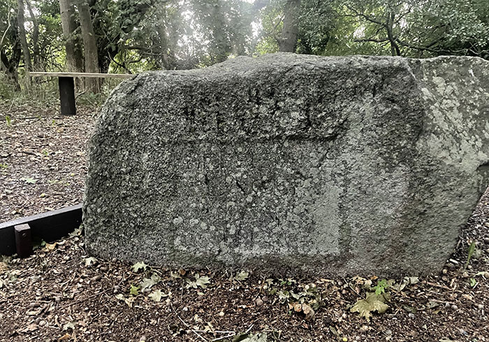 Alter, quaderförmiger Stein mit einer nicht zu entziffernden Inschrift „Hessisches Lager“