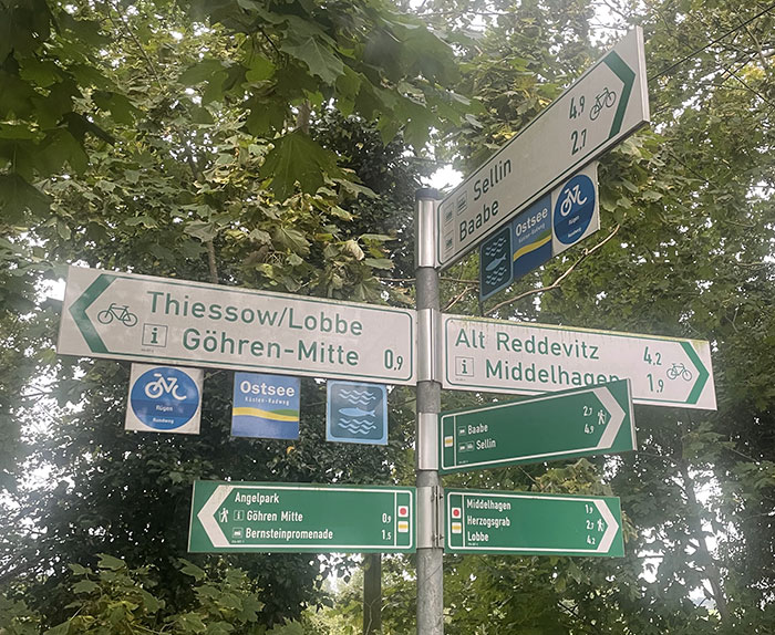 Wegweiser mit 6 Schildern in alle Richtungen (Thiessow/Lobbe, Sellin/Baabe, Alt Reddevitz/Middelhagen))