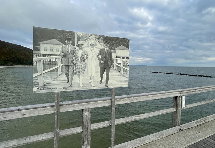 An der Seebrücke befestigtes historisches Schwarweiß-Foto mit zwei Ehepaaren in Kleidung der 20er-Jahre