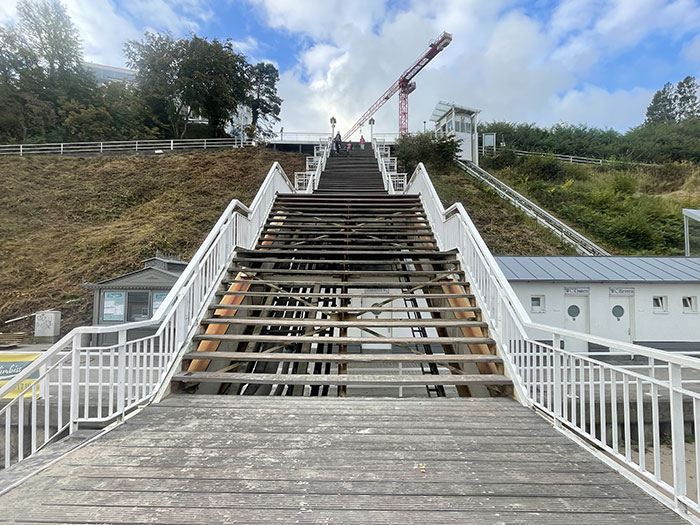 Treppe der Seebrücke mit vielen Stufen wieder hinauf zum Ort