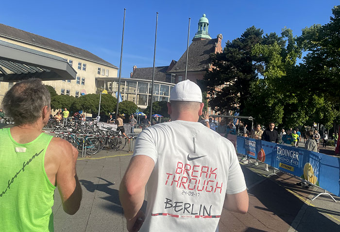 Läufer kurz vor dem Wendepunkt am Rathaus Reinickendorf