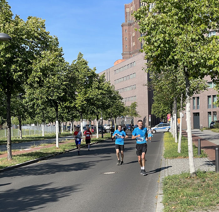 Zwei startblog-f-Läufer in hellblauen Shirts auf der Straße