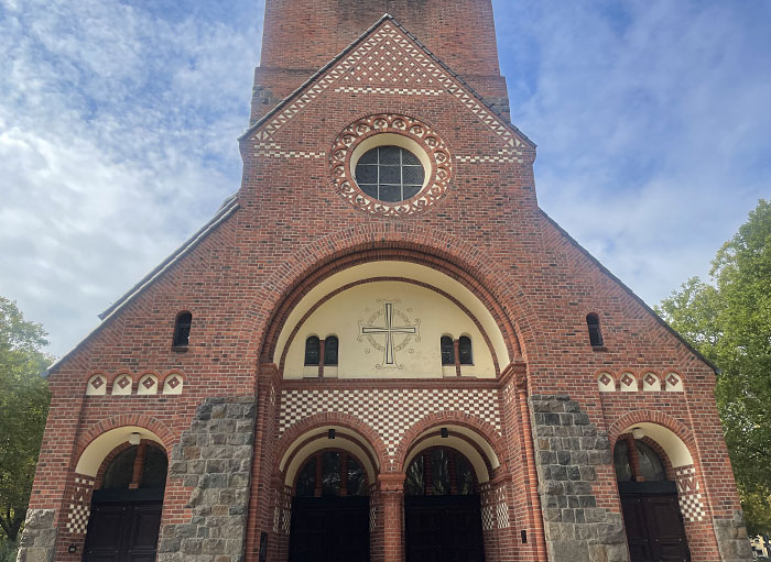 Kirchenportal mit 4 Torbögen und einem Rundfenster