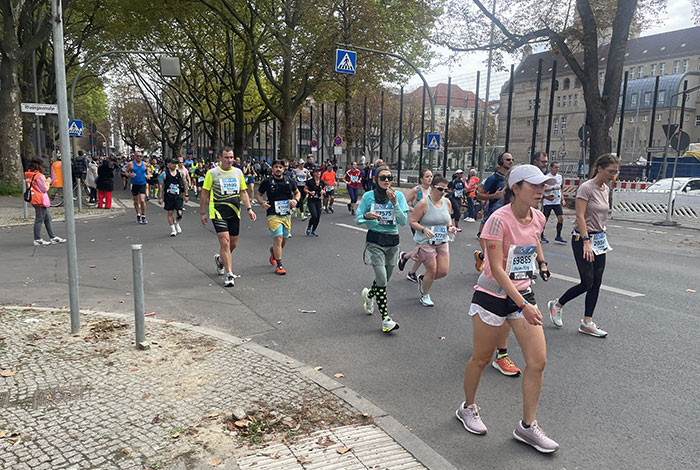 Läuferfeld des Berlin-Marathons auf der Wiesbadener Straße
