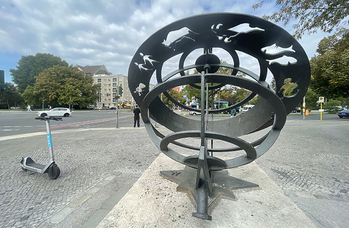 Metall-Skulptur mit Ringen, aus denen die Sternkreiszeichen ausgestanzt sind