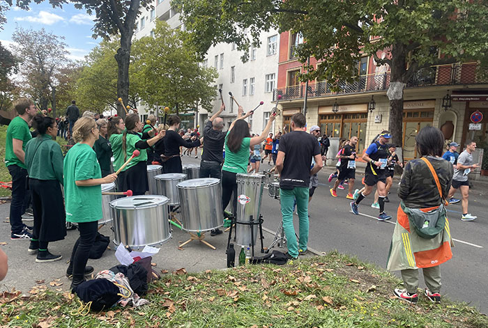 Trommelgruppe in grünen Shirts nahe dem Fehrbelliner Platz