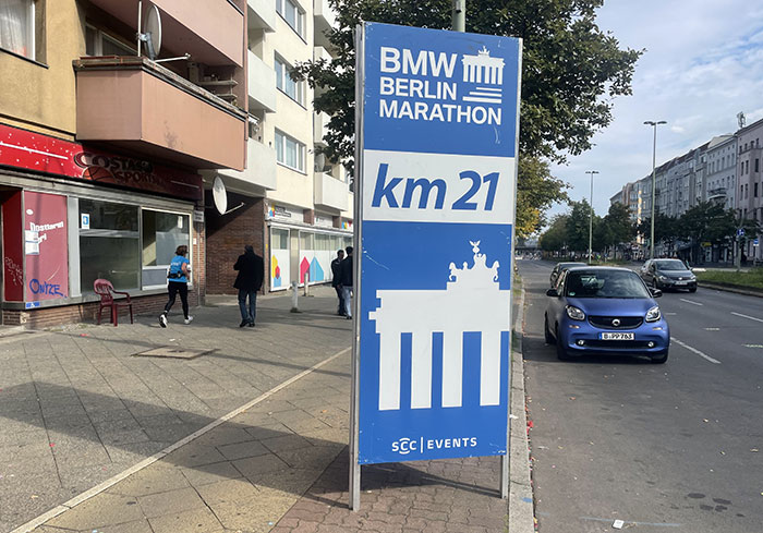 Großes blau-weißes Marathon-Schild für km 21