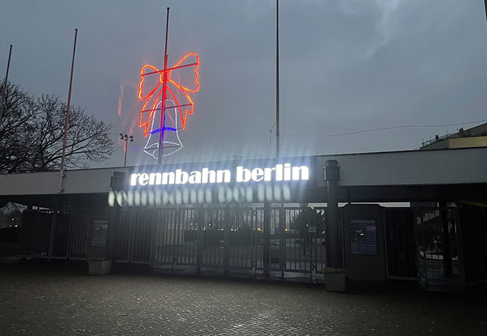 Eingangsbereich Rennbahn Berlin mit Leuchtwerbung