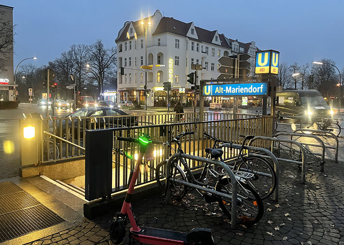 Kreuzung mit U-Bahnhof-Eingang Alt-Mariendorf