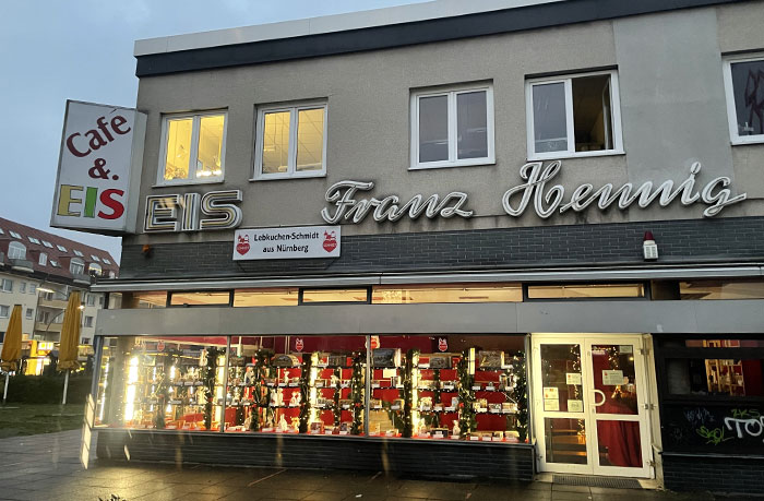 Ladenfassade EIS Franz Hennig mit Schaufenster Lebkuchen-Schmidt