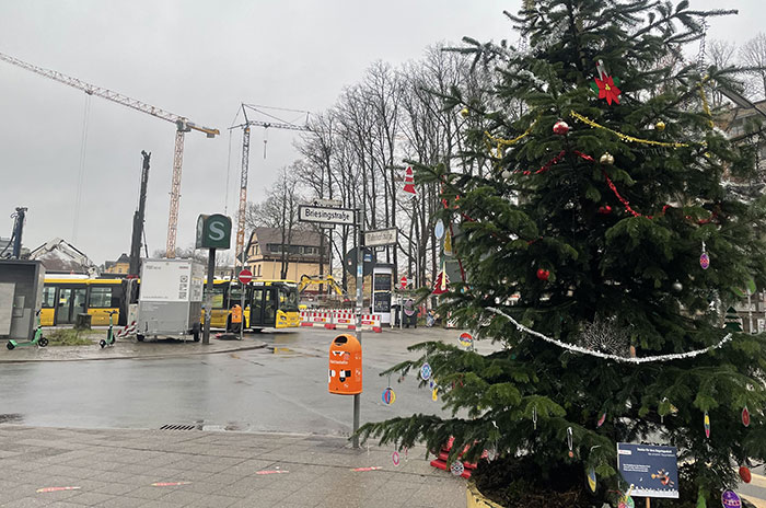 Geschmückter Weihnachtsbaum, im Hintergrund die Großbaustelle am S-Bahnhof Lichtenrade