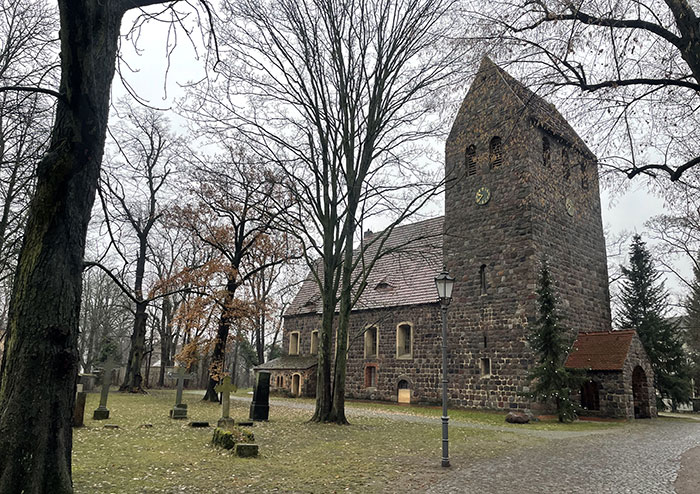 Dorfkirche Marienfelde aus Feldsteinen mit massivem Turm