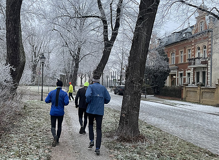 Läufer an der winterlich weißen Marienfelder Dorfaue