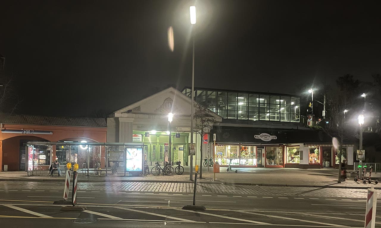 Bahnhof Lichterfelde mit historischem Portal im Dunkel des Wintermorgens