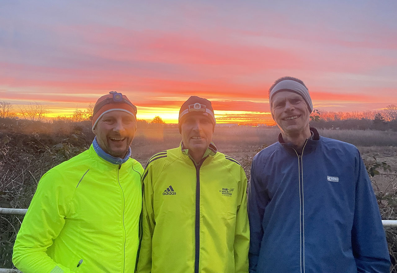 3 Läufer vor einem gelbroten Sonnenaufgang