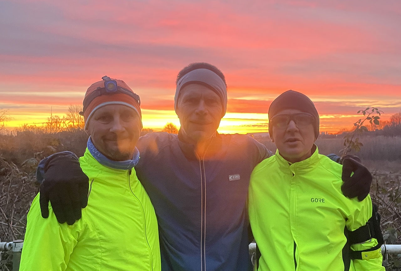 3 Läufer vor einem gelbroten Sonnenaufgang