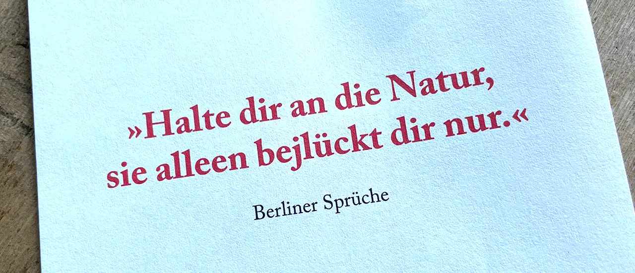 Berliner Spruch auf Kalenderblatt: Halte dir an die Natur, sie alleen bejlückt dir nur.