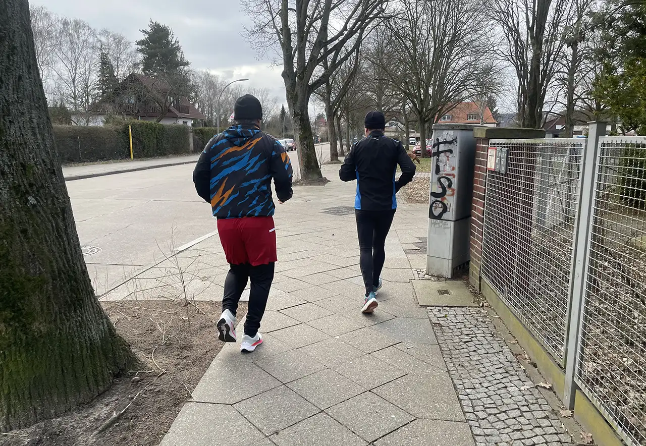 Zwei Läufer auf einem Fußweg