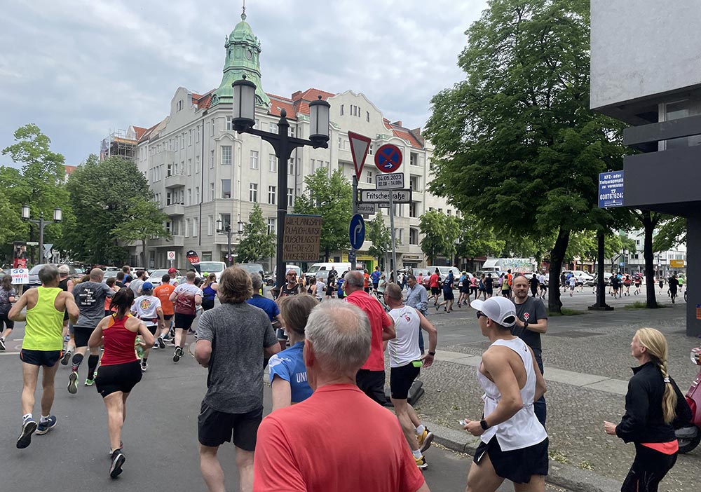 Läuferinnen und Läufer biegen wieder nach rechts in die Bismarckstraße ab