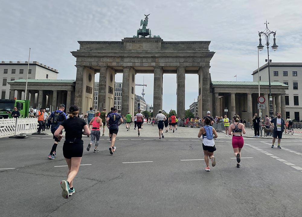 Läuferinnen und Läufer des S25 laufen auf das Brandenburger Tor zu