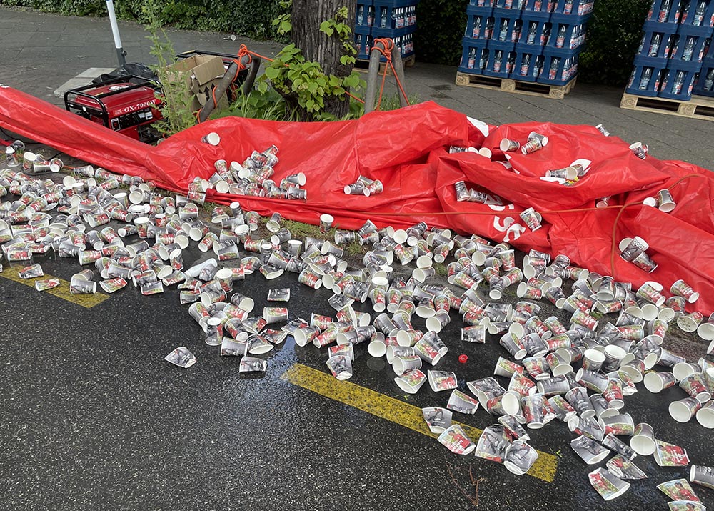 Viele, viele weggeworfene Pappbecher an einem Getränkestand