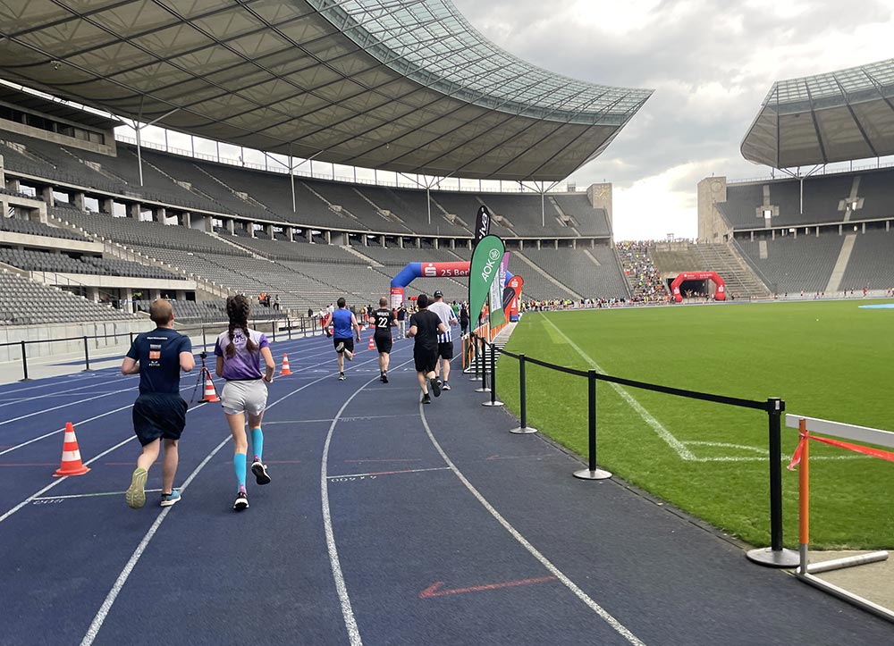 Zieleinlauf auf der blauen Tartanbahn des Berliner Olympiastadions