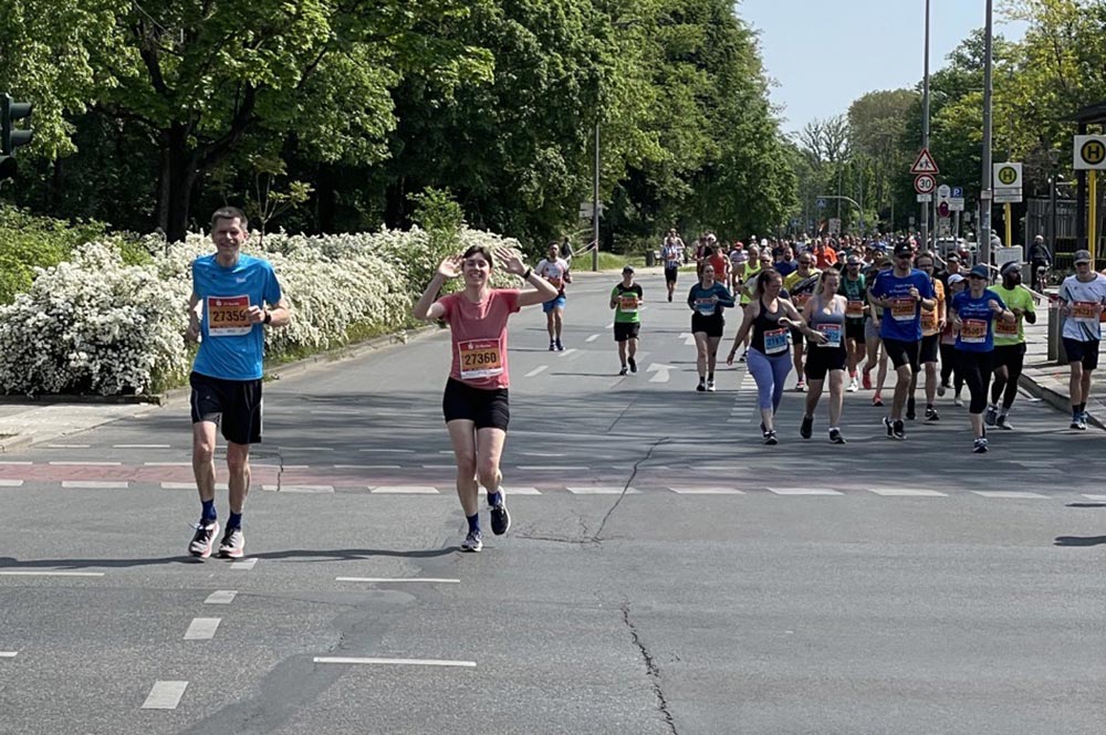 startblog-f-Läufer laufen lächelnd dem Fotografen entgegen
