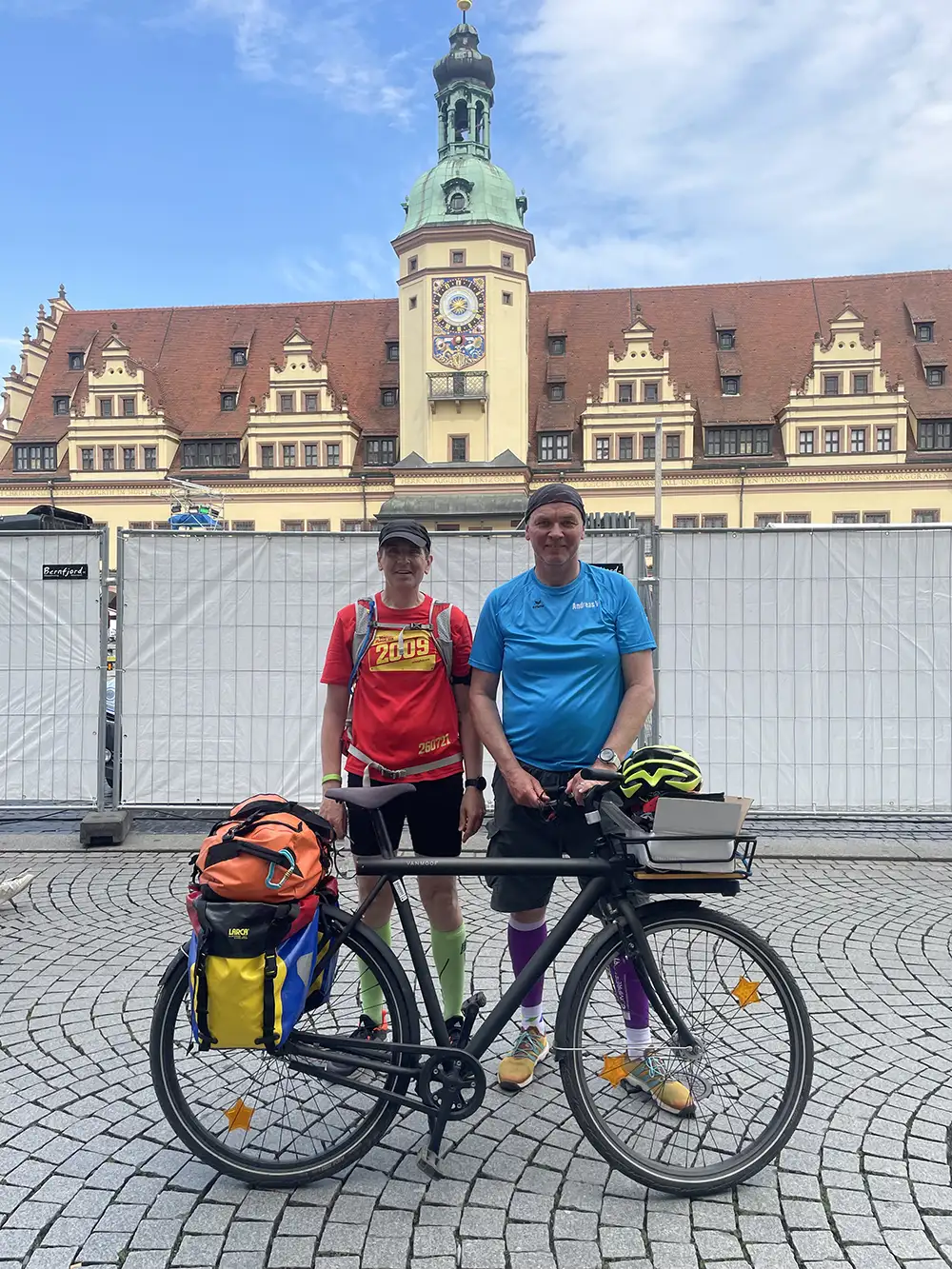 Läufer und Radfahrer mit Rad vor dem Leipziger Rathaus
