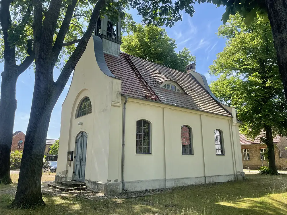 Dorfkapelle Philippsthal zwischen Bäumen