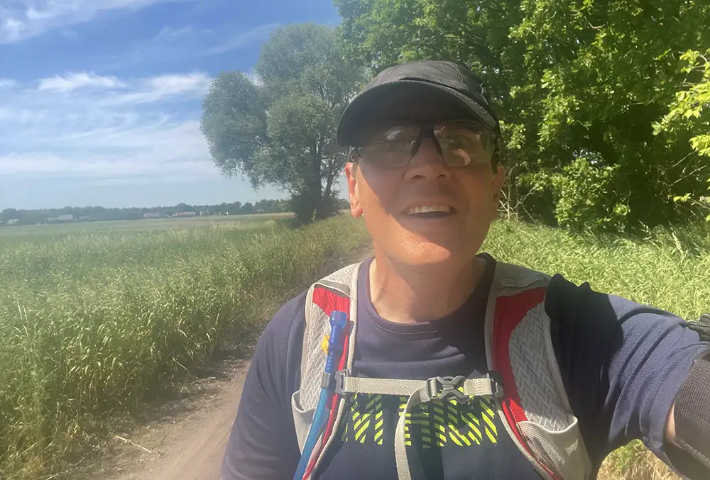 Läufer-Selfie auf einem Feldweg