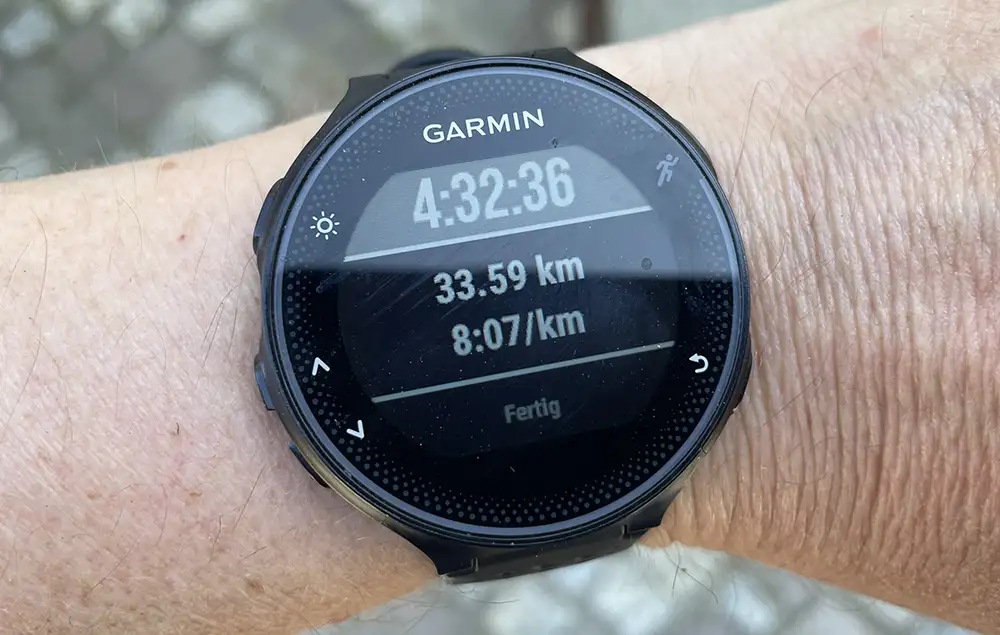 Läuferuhr mit Zeit 4:32:36 und Distanz 33,59 km (Schnitt 8:07/km)