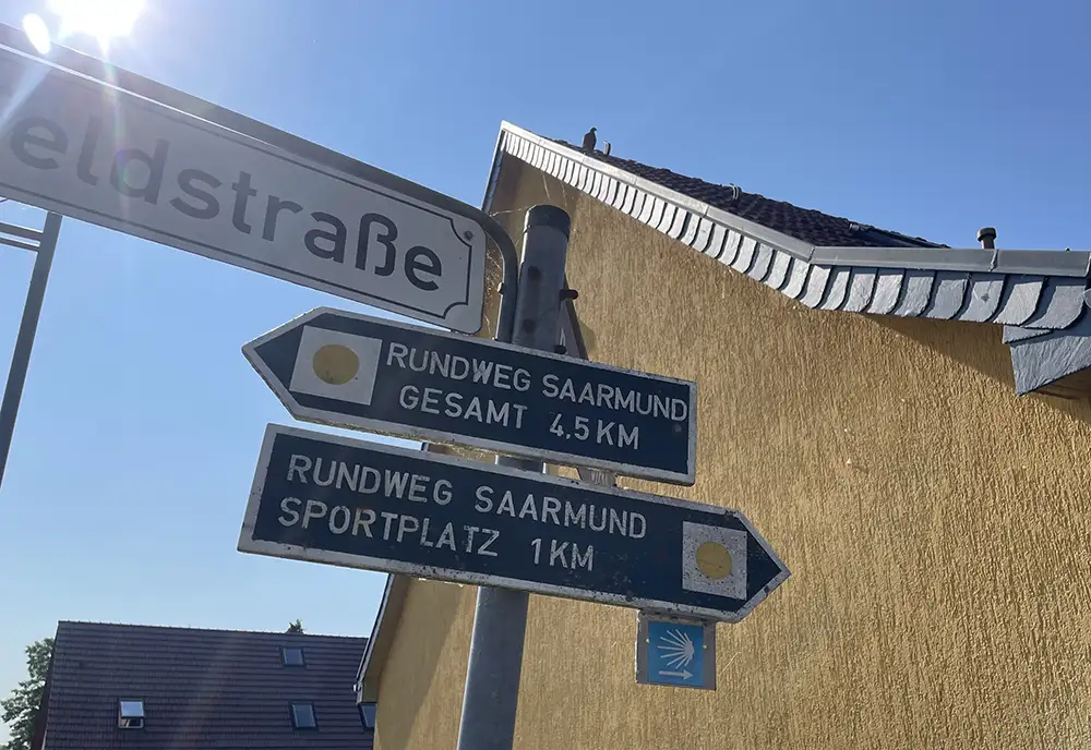Schilder für Wander-Rundwege in Saarmund und ein Jakobsweg-Schild