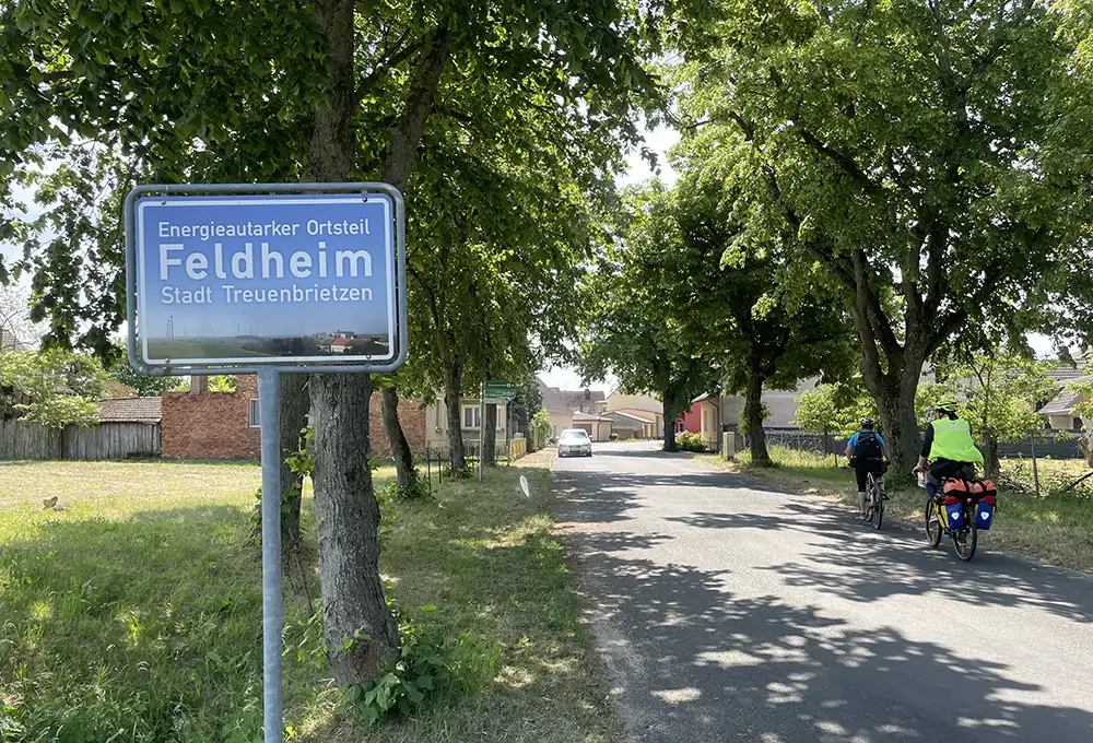 Ortsschild Energieautarker Ortsteil Feldheim, Stadt Treuenbrietzen