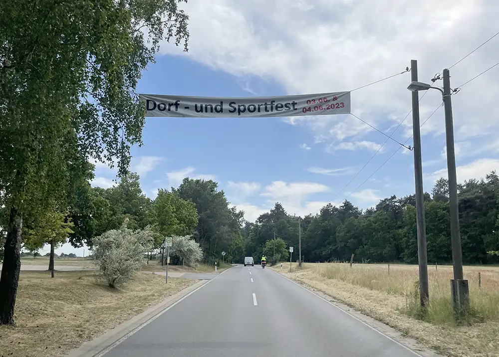 Banner über der Straße „Dorf- und Sportfest“
