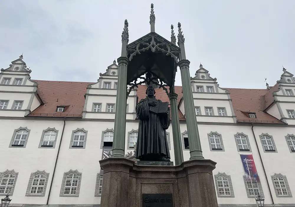 Luther-Denkmal auf dem Marktplatz vor dem Rathaus